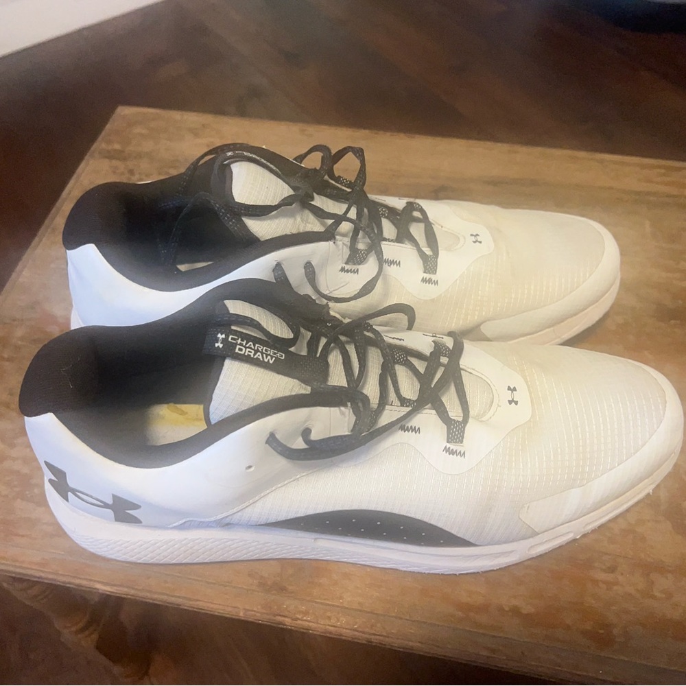 Under Armour used Men's White and Black Athletic Golf Shoes . Darn good shoes